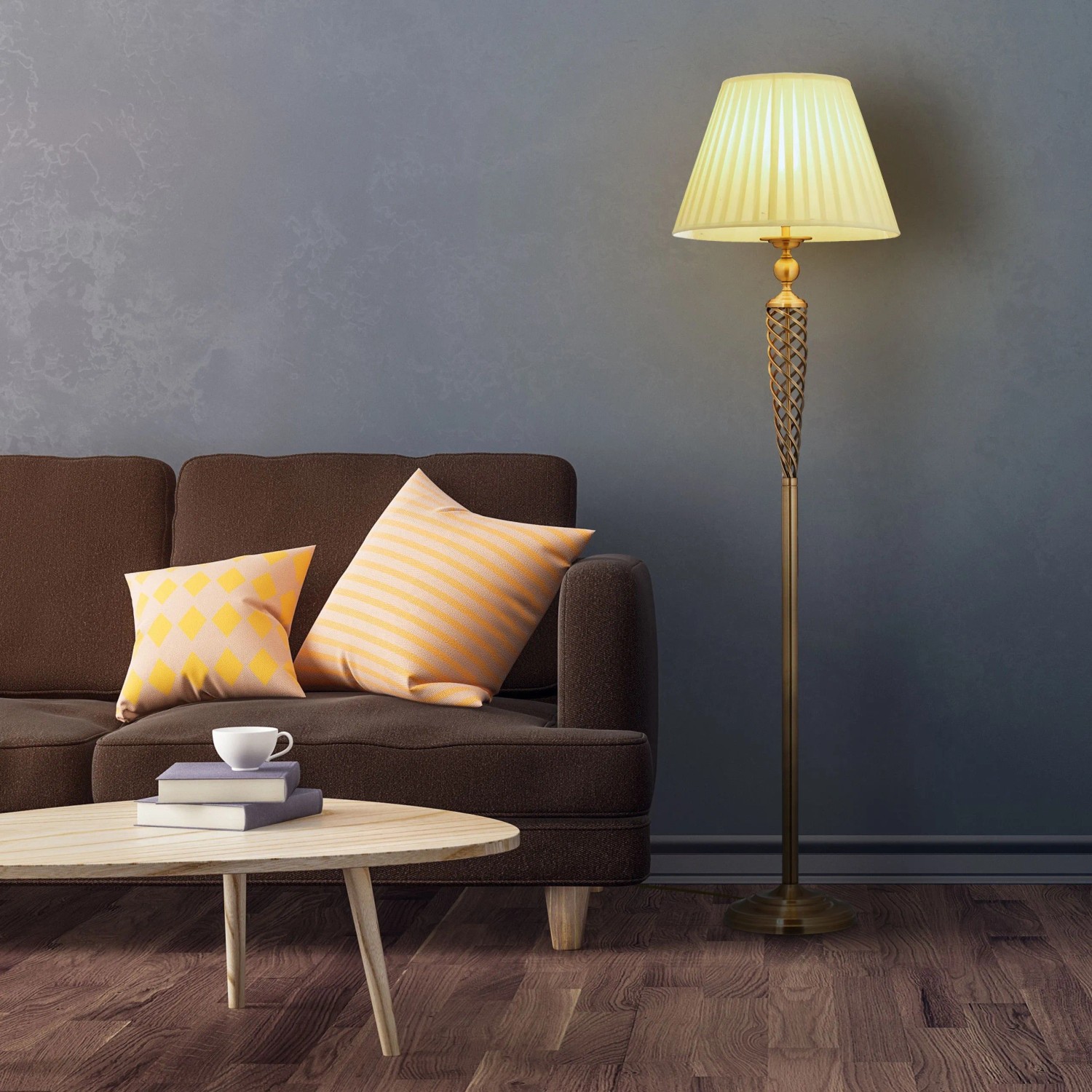 Elegante Relaxdays Stehlampe mit elfenbeinweißem Falten-Stoffschirm und antikem Messingfuß im Wohnzimmer.
