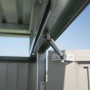 Gasdruckfeder am dunkelgrauen Biohort Metall-Gerätehaus HighLine für leichtes Öffnen der Doppeltür.