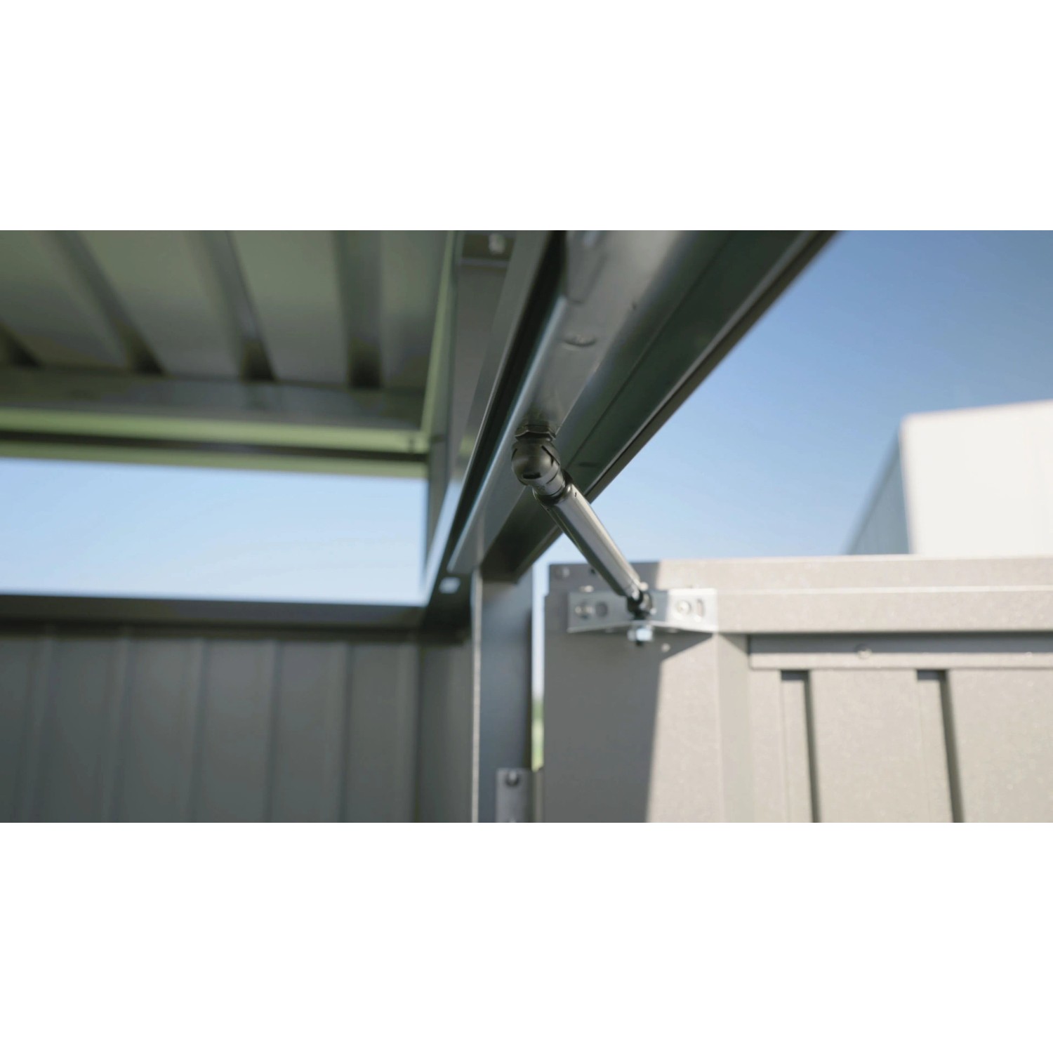 Gasdruckfeder am dunkelgrauen Biohort Metall-Gerätehaus HighLine für leichtes Öffnen der Doppeltür.