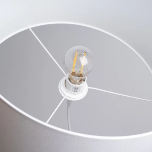 Detailaufnahme der weißen Sollux Lighting Hängeleuchte Nova 40 mit E27 Fassung und Leuchtmittel.