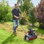 Mann vertikutiert Rasen mit Al-Ko Benzin-Vertikutierer 38.6 P Combi Care Comfort im Garten.