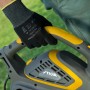 Stiga Elektro-Laubbläser BL 130c V in Nutzung, Hand mit Handschuh am Griff.