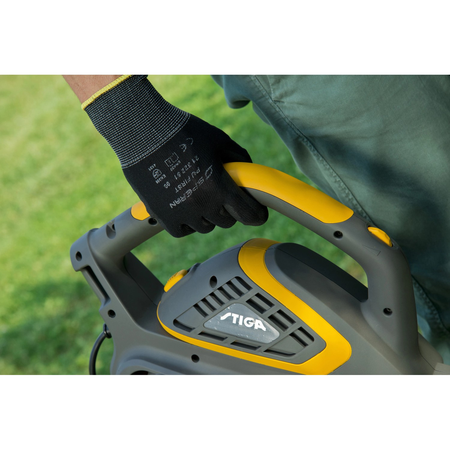 Stiga Elektro-Laubbläser BL 130c V in Nutzung, Hand mit Handschuh am Griff.