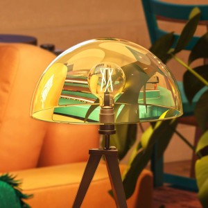 Philips Smart-LED-Leuchtmittel E27 in Glühlampenform mit gelbem Schirm auf modernem Lampenfuß für smarte Beleuchtung.