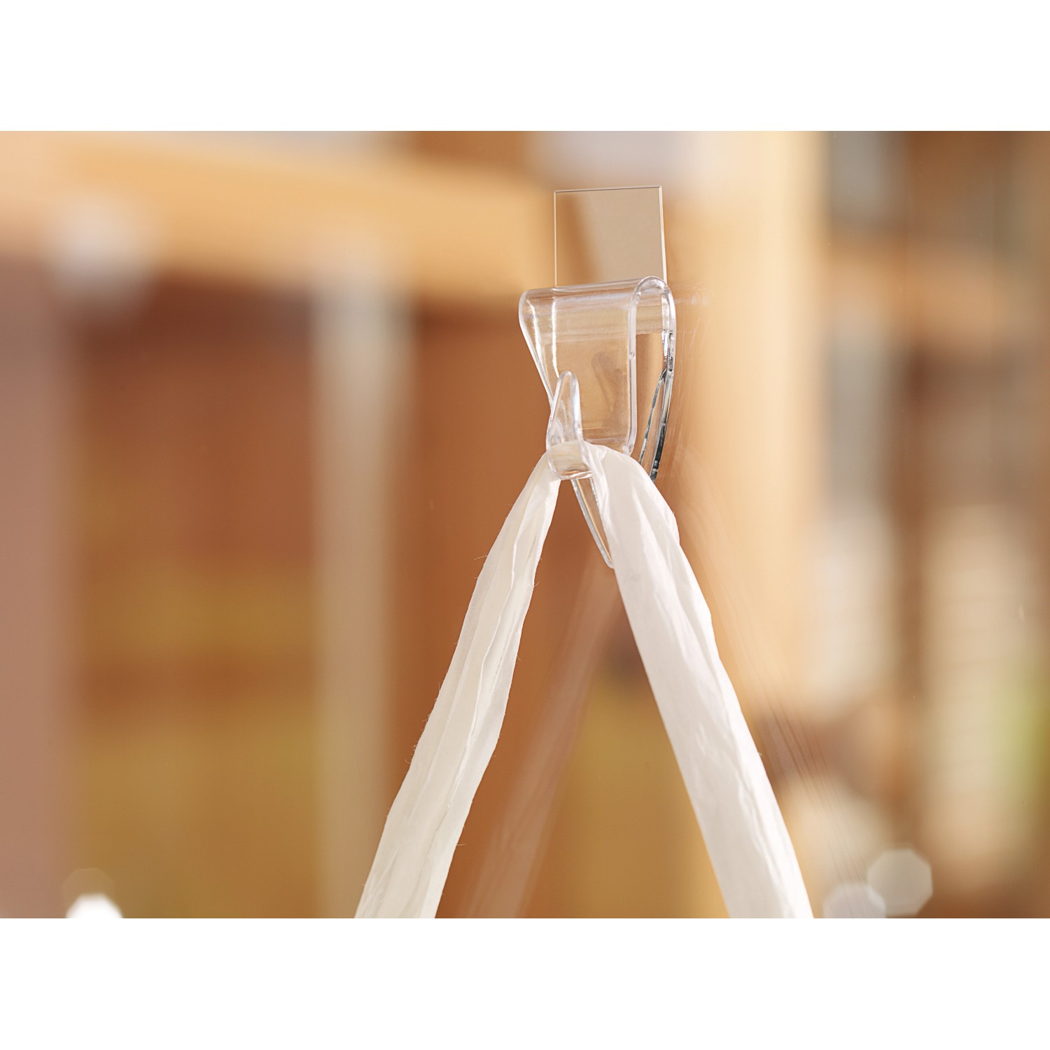 Transparenter Tesa Powerstrips Deco-Haken mit Powerstrips zum Aufhängen von Deko.