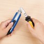 LUX Cuttermesser Classic 100 mm im Einsatz, blaues Gehäuse, Metallklinge, für Bastel-, Hobby- und Heimwerkerbereich.
