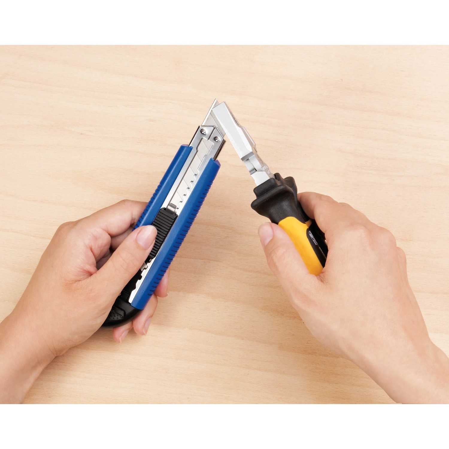 LUX Cuttermesser Classic 100 mm im Einsatz, blaues Gehäuse, Metallklinge, für Bastel-, Hobby- und Heimwerkerbereich.