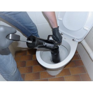 Rothenberger RoPump Power Saug-Druckreiniger im Einsatz zur Rohrreinigung einer Toilette.