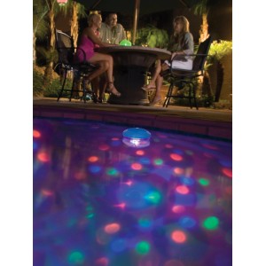 Summer Fun LED Unterwassershow im Pool mit bunten Lichteffekten, flexible Poolbeleuchtung.