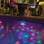Summer Fun LED Unterwassershow im Pool mit bunten Lichteffekten, flexible Poolbeleuchtung.