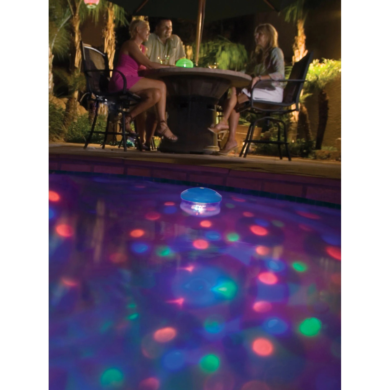 Summer Fun LED Unterwassershow im Pool mit bunten Lichteffekten, flexible Poolbeleuchtung.