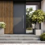 Denpanels Musterpaneel Nordic Outdoor Design aus Thermoholz und Filz an einer Hauswand.