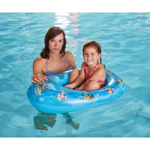 Kind mit Mutter im Paw Patrol Schlauchboot im Pool. Blaues Happy People Boot mit Paw Patrol Motiven.