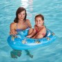 Kind mit Mutter im Paw Patrol Schlauchboot im Pool. Blaues Happy People Boot mit Paw Patrol Motiven.