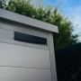 Detailansicht: Amazing Spaces Gartenhaus Shape in Graualuminium mit Fenster.