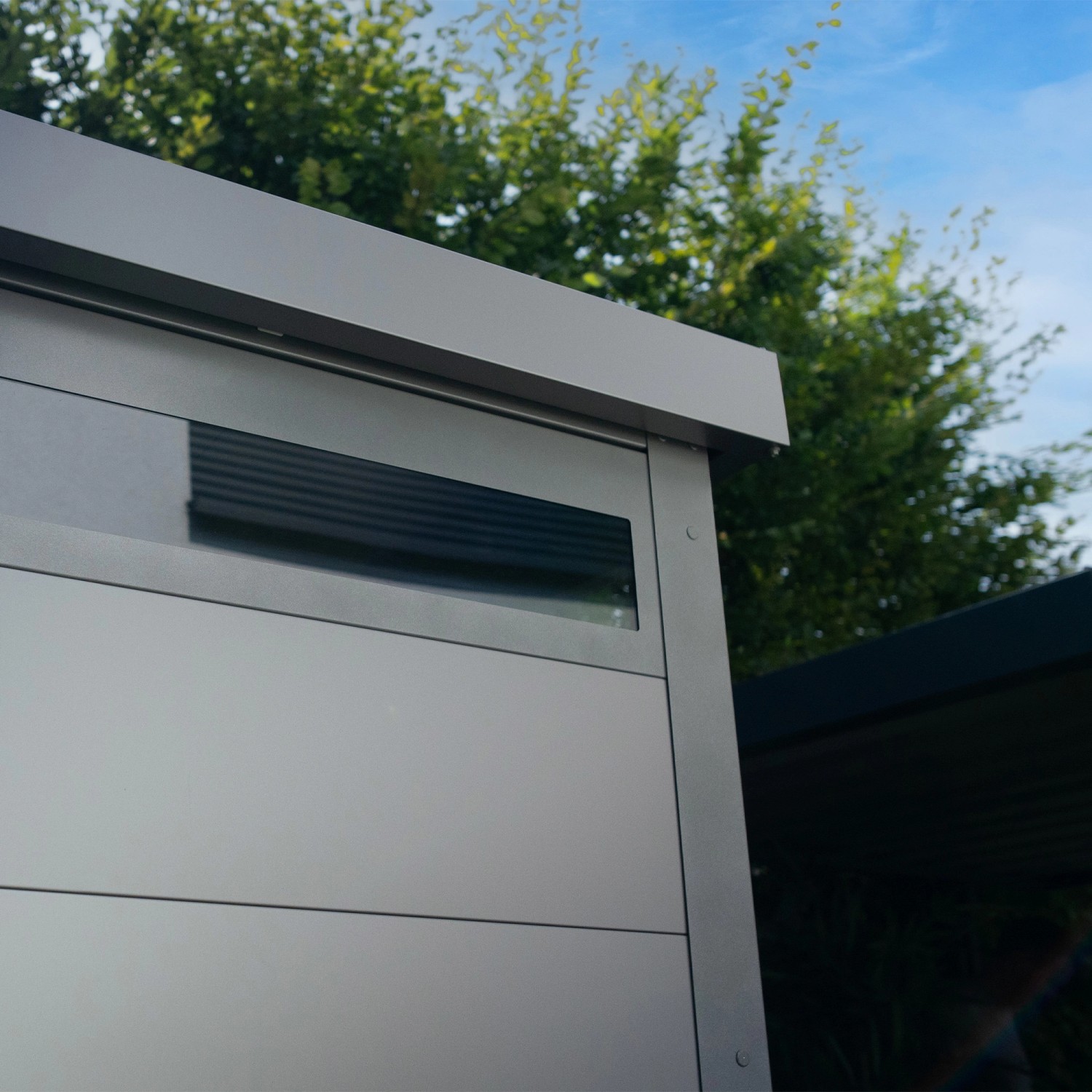 Detailansicht: Amazing Spaces Gartenhaus Shape in Graualuminium mit Fenster.