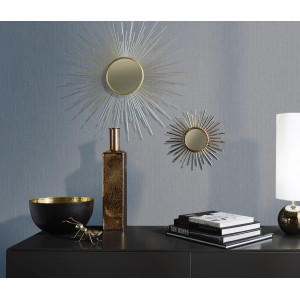 Graue Erismann Vliestapete Uni von Guido Maria Kretschmer mit goldenen Deko-Elementen an Wand.