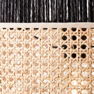 Detailaufnahme der Pendelleuchte Arles: Rattan-Geflecht und schwarze Akzente.