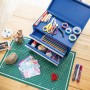 Blaue Mini Toolbox (26cm) mit Schubladen, gefüllt mit Bastelzubehör. Aufbewahrungsbox für Kleinteile.