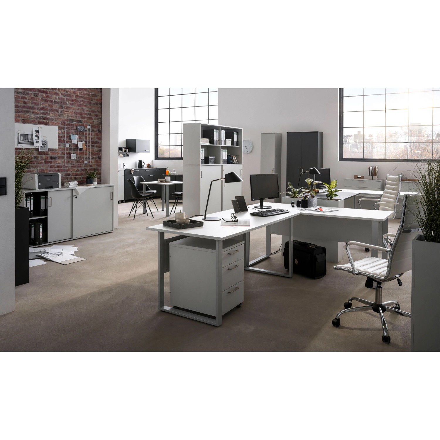 Büro mit hellem Schildmeyer Schreibtisch Serie 1500, Aktenschrank und Bürostuhl.