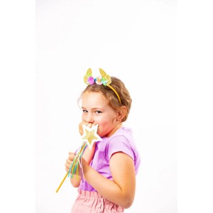 Mädchen mit goldenem Feen-Haarreif und Zauberstab aus dem MyMandarine Näh-Kostüm-Set für Kinder.