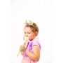 Mädchen mit goldenem Feen-Haarreif und Zauberstab aus dem MyMandarine Näh-Kostüm-Set für Kinder.