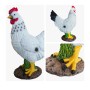 Gartenfigur Huhn aus Polyresin, weiß mit schwarzen Flecken, rotem Kamm und gelben Füßen auf Sockel.