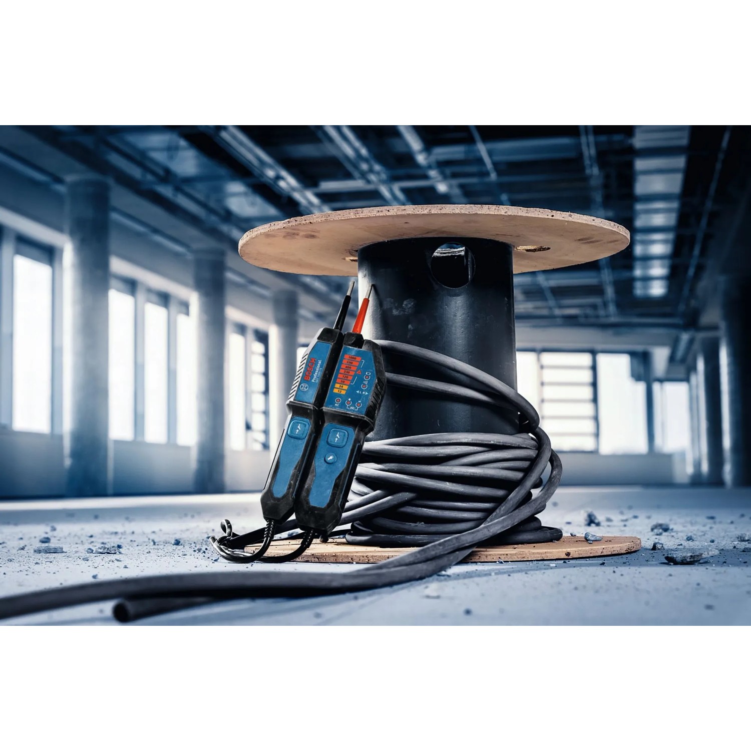 Bosch Professional GVT 1000-15 Spannungsprüfer mit Kabel auf Kabeltrommel.