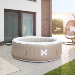 Beiger Home Deluxe Outdoor Whirlpool SPLASH für 6 Personen mit Abdeckung im Garten.