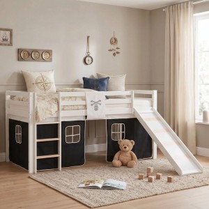 Weißes Homestyle4u Hochbett 90x200 mit Piraten-Vorhang, Rutsche und Leiter in einem Kinderzimmer.