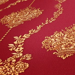 Detailansicht: Rote Barock Tapete mit goldenem floralem Muster. Elegante Vliestapete für Wohnräume.