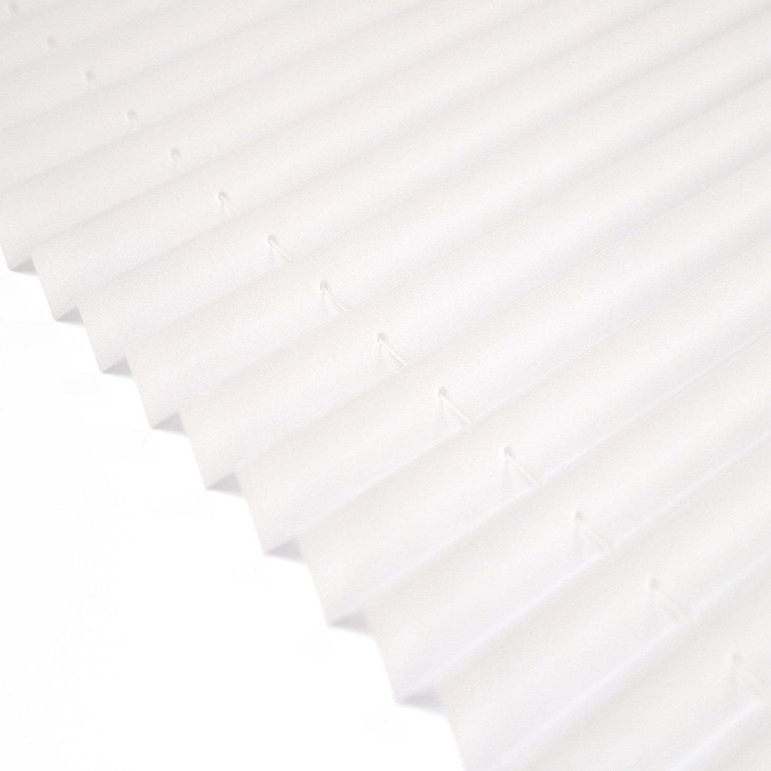 Detailaufnahme: Weißes, blickdichtes Plissee 45x150 cm. Deko-Raum Plissee Basic ohne Bohren.