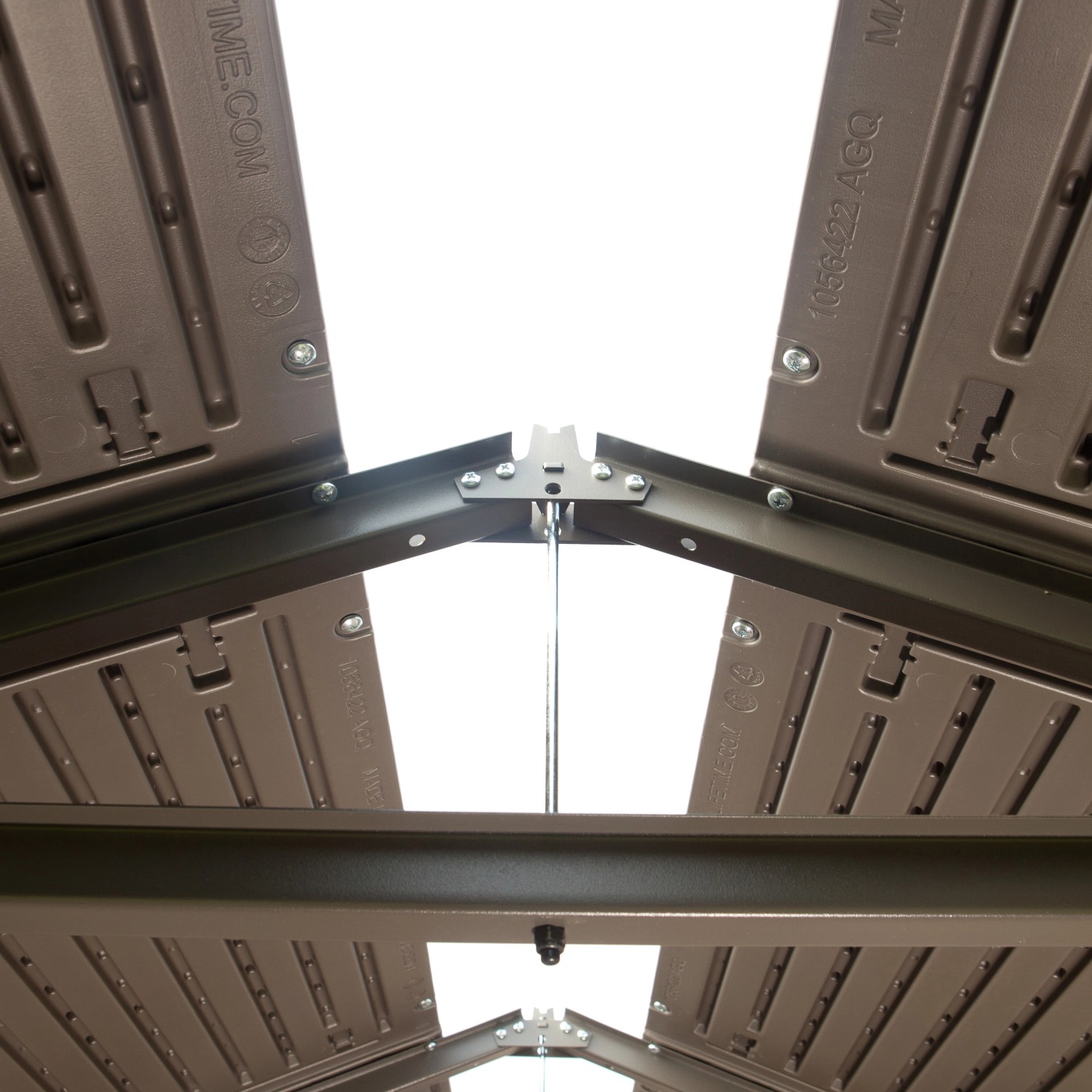 Innenansicht Lifetime Gerätehaus Fox, anthrazitgraues Kunststoff-Gartenhaus mit Dachkonstruktion.