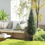 Große künstliche Zypresse 120 cm im Topf, grün, UV-beständig, als Gartendekoration neben Outdoor-Sofa.
