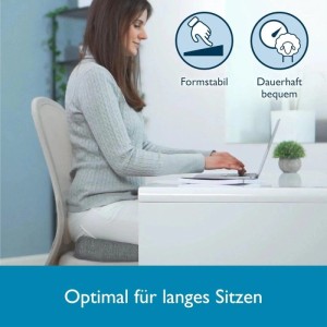 Frau sitzt am Schreibtisch auf hellgrauem Beautissu Sitzkeilkissen, Laptop. Für bessere Haltung, Rückenentlastung, langes Sitzen.