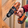 Black+Decker Akku-Schlagbohrschrauber BDCH188N Solo beim Bohren in Holz.