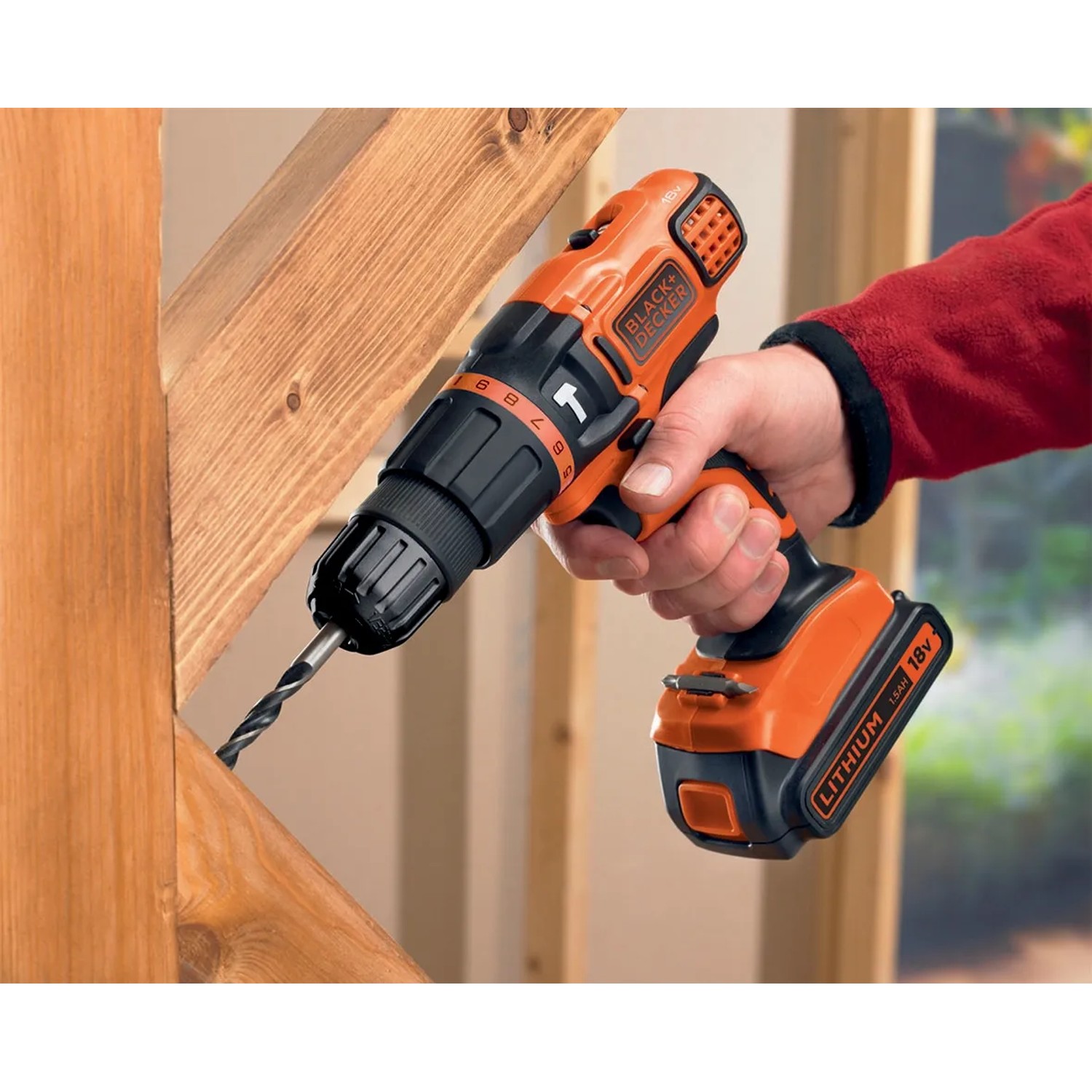 Black+Decker Akku-Schlagbohrschrauber BDCH188N Solo beim Bohren in Holz.