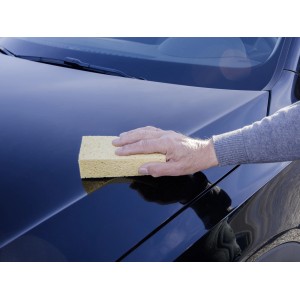 Hand wäscht Auto mit eckigem Viskoseschwamm. Autopflege für glänzenden Lack.