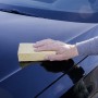Hand wäscht Auto mit eckigem Viskoseschwamm. Autopflege für glänzenden Lack.