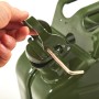 Sicherungsstift für BW Metall Kraftstoffkanister (5er-Set). Detailaufnahme der Sicherung am Kanister.