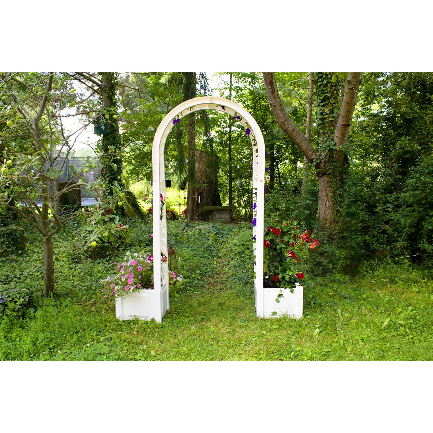 Weißer KHW Rosenbogen mit Pflanzkästen, dekoriert mit Blumen im Garten.