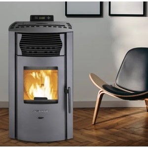 Schwarzer SCHENGER Pelletofen HP51 mit Flamme und digitalem Display. Vollautomatischer Ofen mit WIFI.