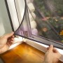 Montage des tesa® Insect Stop 2-in-1 Sonnenschutz & Fliegengitter Fenster in Anthrazit.