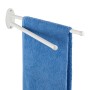 Weißer, 2-armiger Wenko Handtuchhalter Basic aus Edelstahl mit blauem Handtuch.