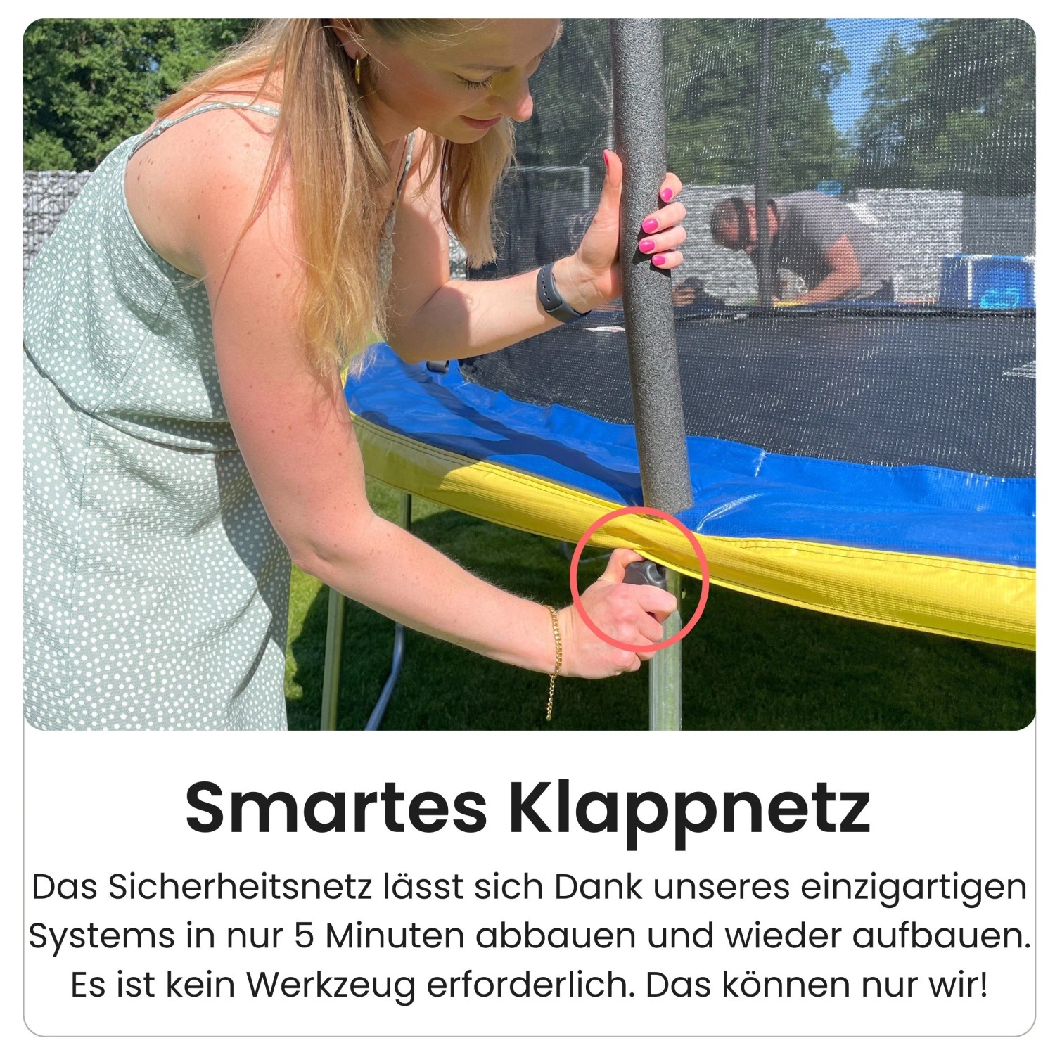 Frau bedient Klappnetz-Mechanismus am Zero Gravity Gartentrampolin 183cm mit Leiter.