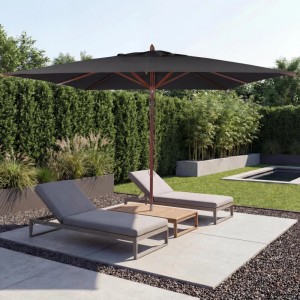 Großer eckiger Gastronomie-Sonnenschirm 4x4m in Anthrazit mit Holzgestell auf Terrasse mit Liegen.