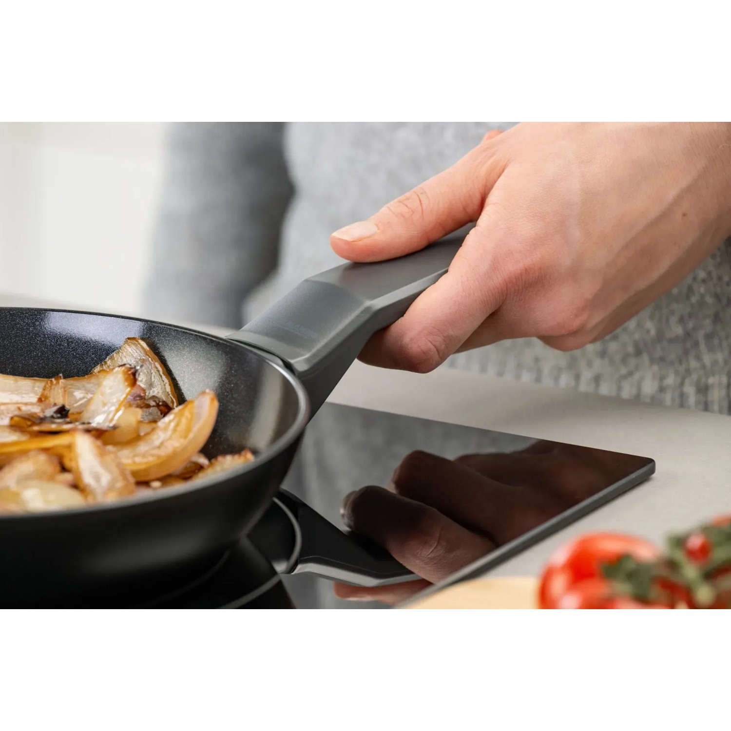 Fackelmann Bratpfanne Statement 20 cm mit Keramikbeschichtung beim Kochen von Zwiebeln.