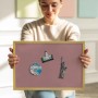 Pastellrosa Magnettafel mit Goldrahmen, von Frau gehalten, zeigt Reisemagnete. Ideal für Notizen & Fotos.