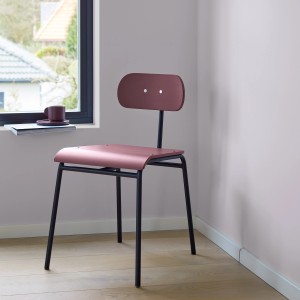 Stuhl mit Alpina Lack Farbe der Könige® lila edelmatt gestrichen. Buntlack für Holz und Metall.