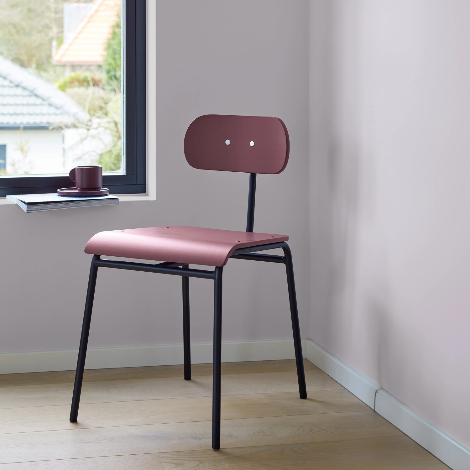 Stuhl mit Alpina Lack Farbe der Könige® lila edelmatt gestrichen. Buntlack für Holz und Metall.